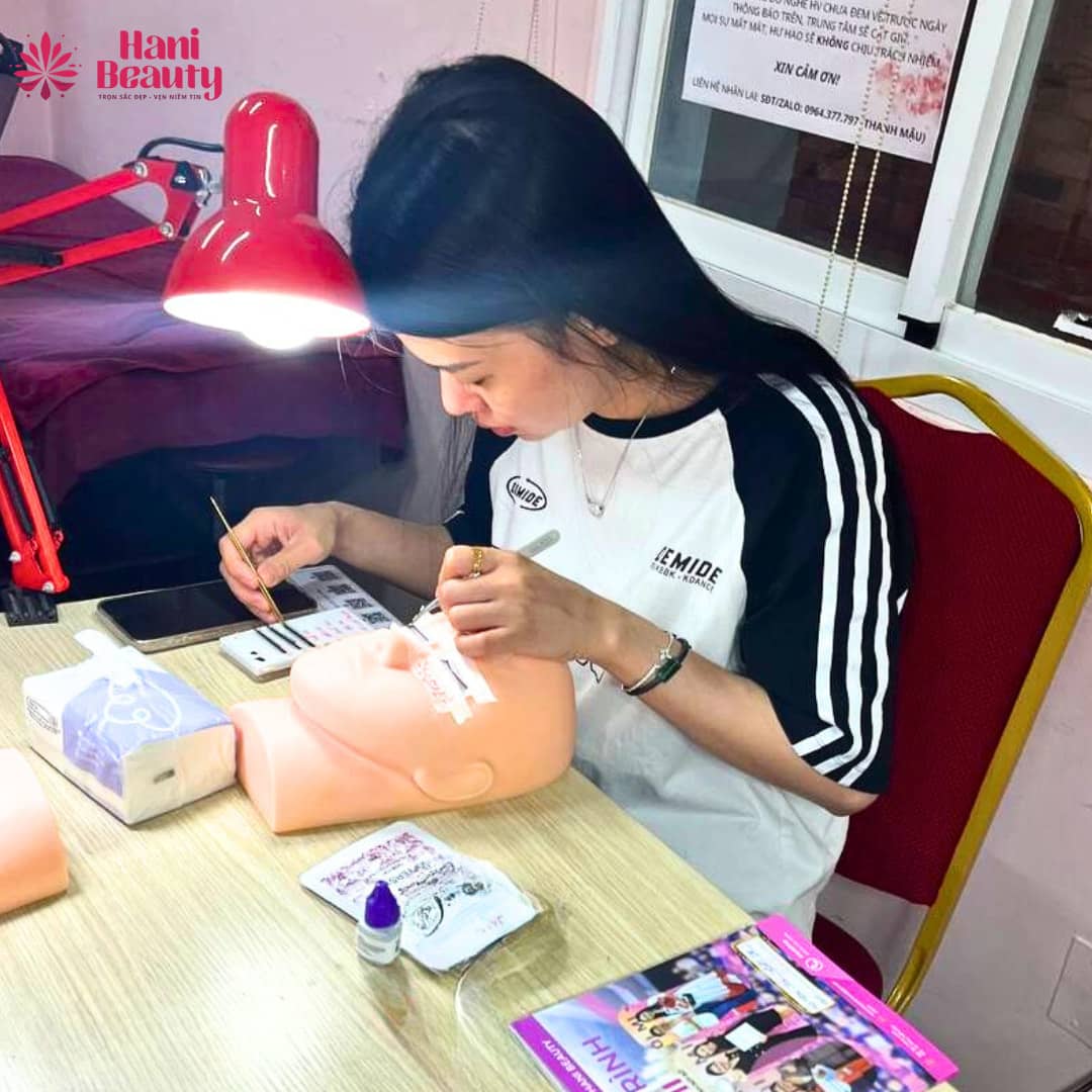 Học nối mi căn bản cho người mới cùng giảng viên kèm sát, thực hành trên mannequin và khách thật.