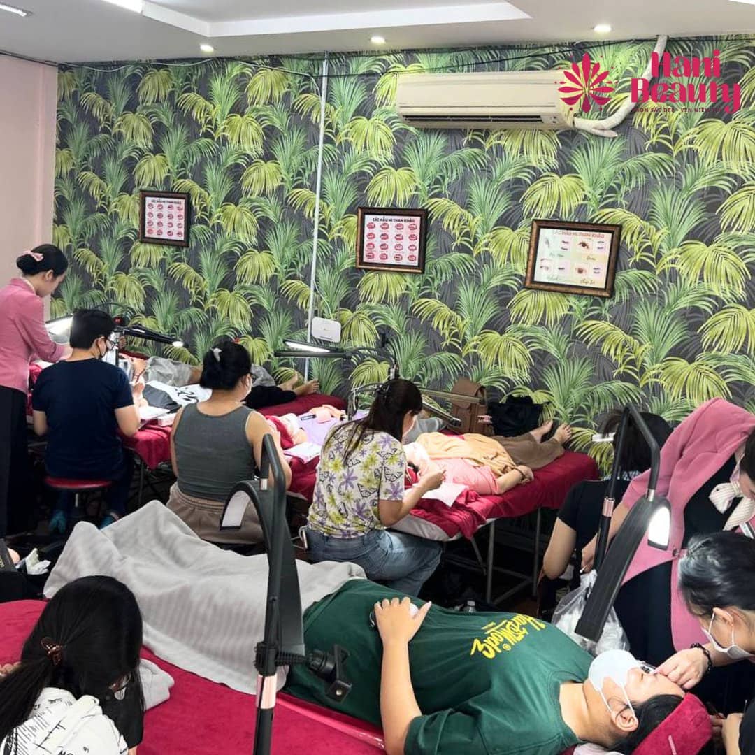 Khóa học nối mi căn bản nối mi layer tại Hani Academy được tặng lớp bổ trợ kỹ năng và hỗ trợ trọn đời.