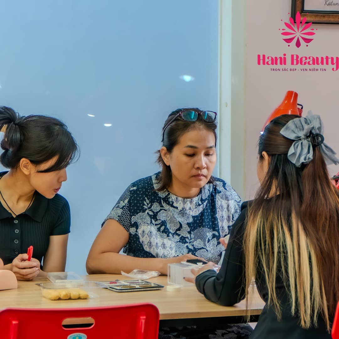 Học nối mi chuyên sâu tại Hani Beauty – lộ trình toàn diện từ cơ bản đến nâng cao, giúp người mới tự tin ra nghề.