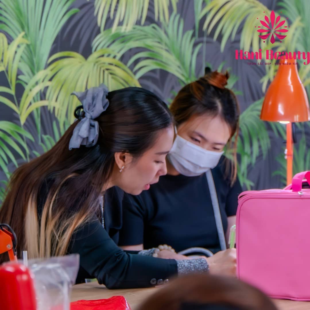 Khóa học nối mi chuyên sâu hướng dẫn kỹ thuật, thực hành, chăm sóc khách hàng và phát triển nghề nghiệp trọn gói.