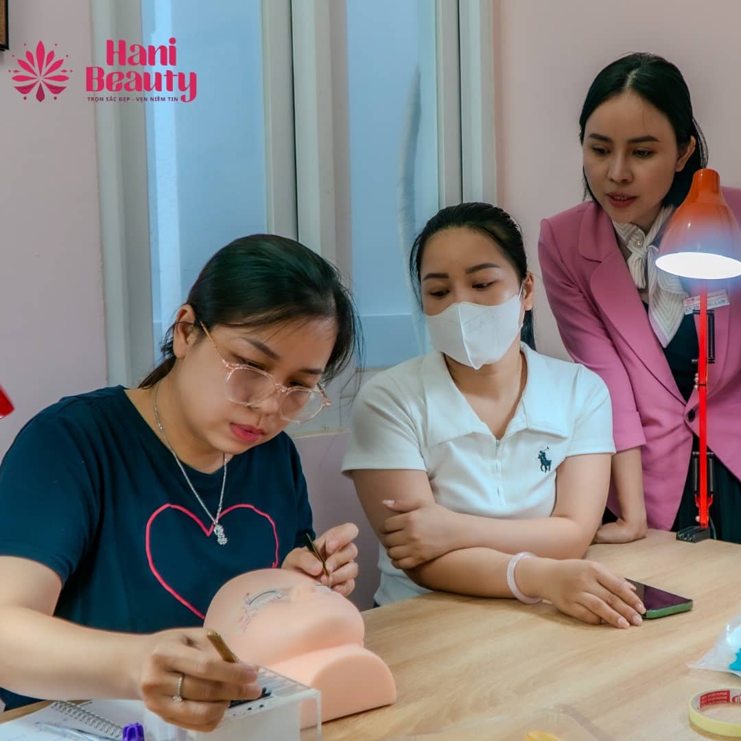 FAQ nối mi tại Hani Beauty: hướng dẫn cho người mới, thời gian ra nghề, mở tiệm, chứng chỉ và set đồ nghề trọn gói.