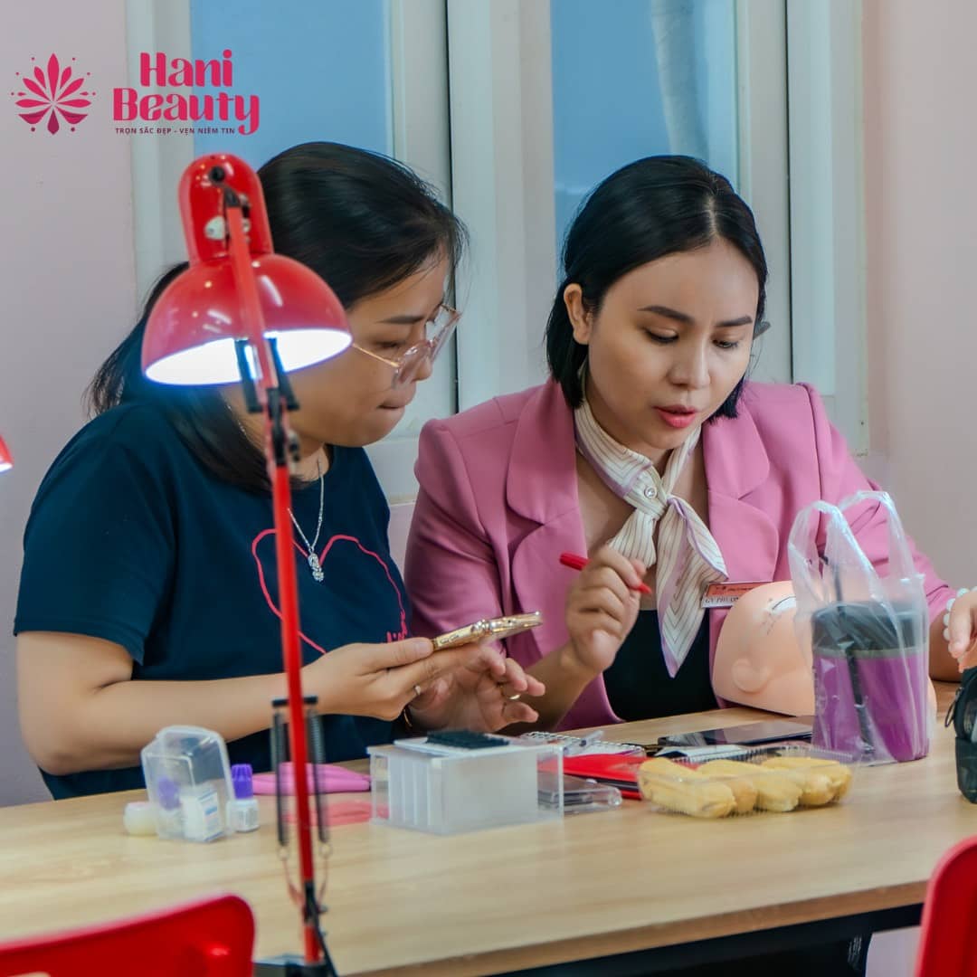 Lộ trình học nối mi chuyên sâu từ cơ bản đến nâng cao, thực hành trên mẫu thật và tư vấn mở tiệm.