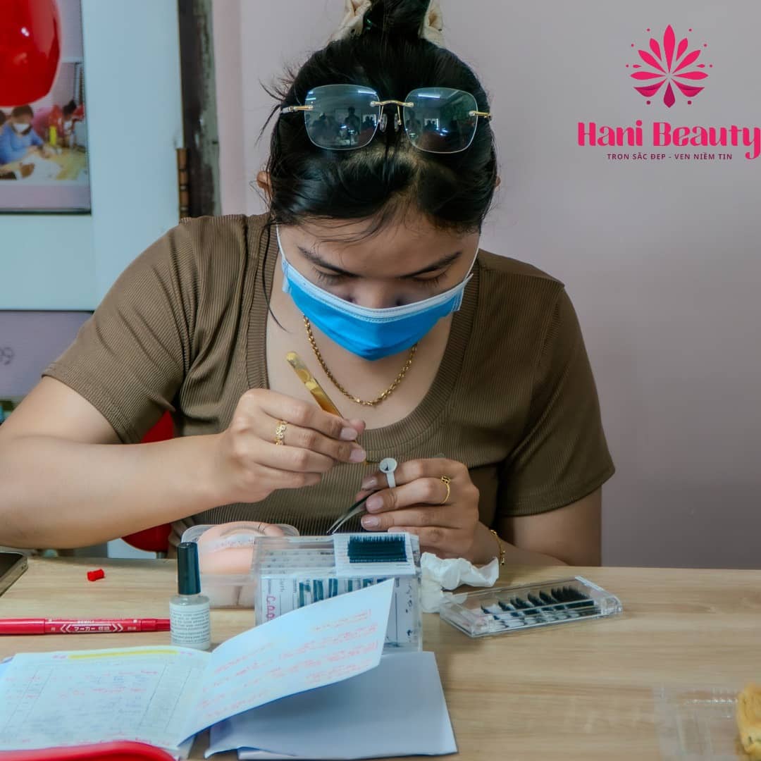 Học nối mi chuyên sâu tại Hani Beauty – lộ trình nhanh, dễ ra nghề, thu nhập ổn định, cơ hội mở tiệm riêng.