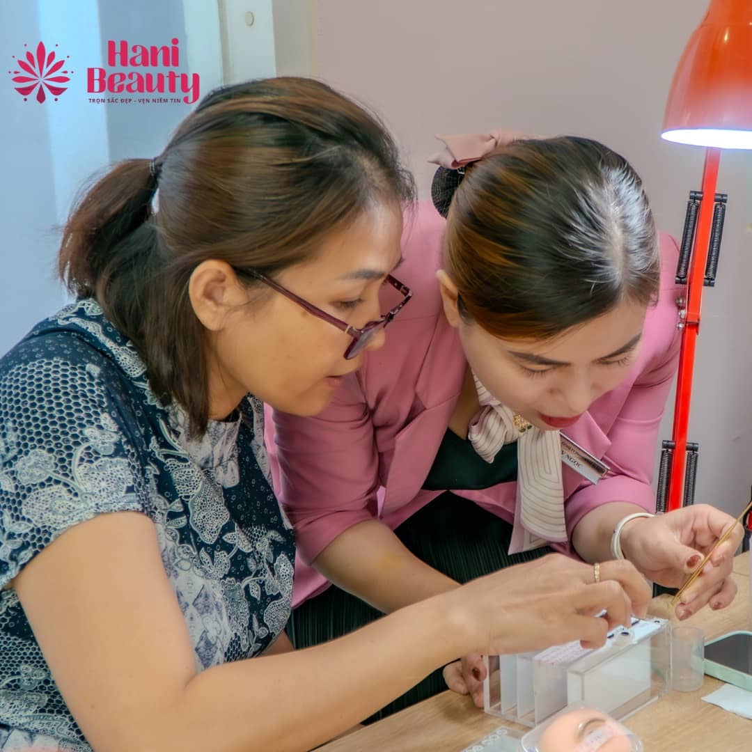 Học nối mi chi phí trọn gói tại Hani Beauty, giảng viên kèm 1:1, thực hành mẫu thật.
