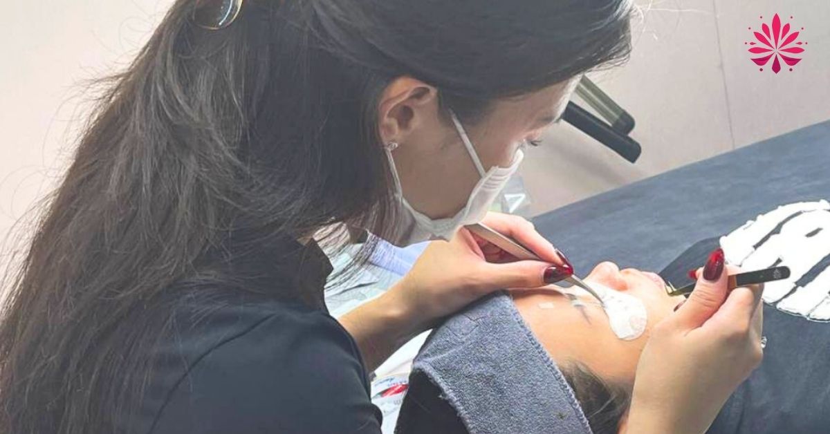 Thời gian dạy nối mi cũng từ 4 đến 7 ngày đã có thể tốt nghiệp