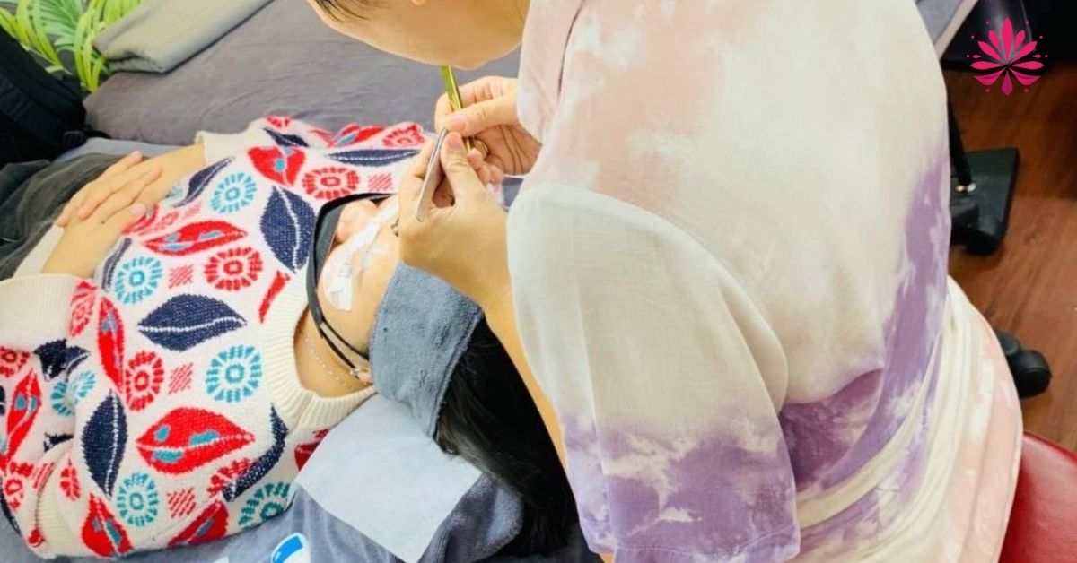 Anh chị em có thể đến tận nơi để đăng ký học nối mi