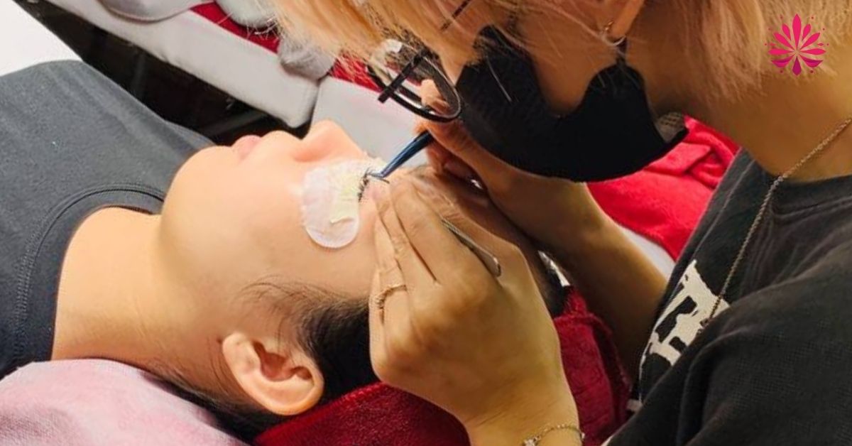 Khi nối mi cần đặt đúng góc 90 độ với mi thật