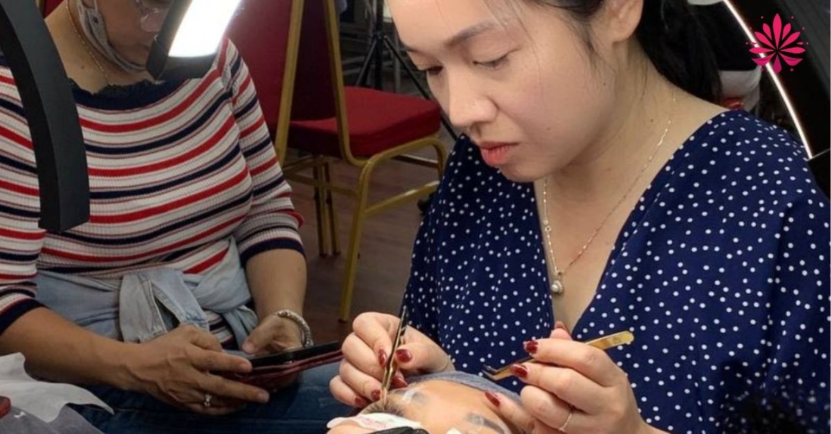 Học nối mi căn bản học nhóm tại Hani Academy anh chị em luôn được đảm bảo về đầu ra