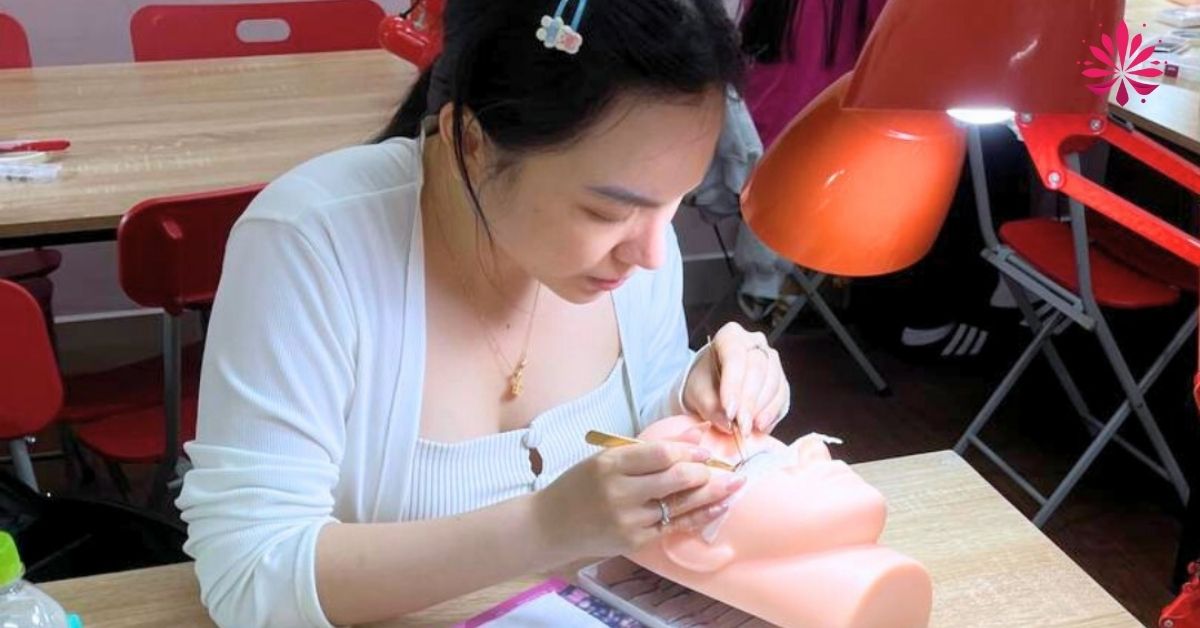 Tháo mi bị trắng chân là do lấy sáp không sạch