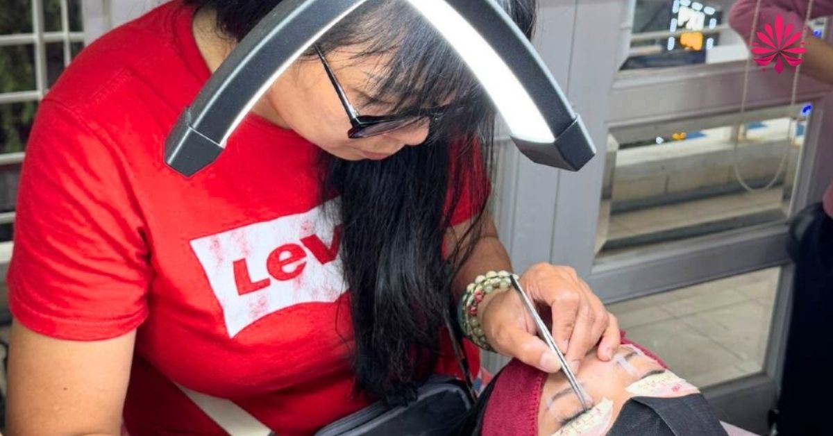 Người mới học nghề thường tháo mi bị cay và mất nhiều thời gian